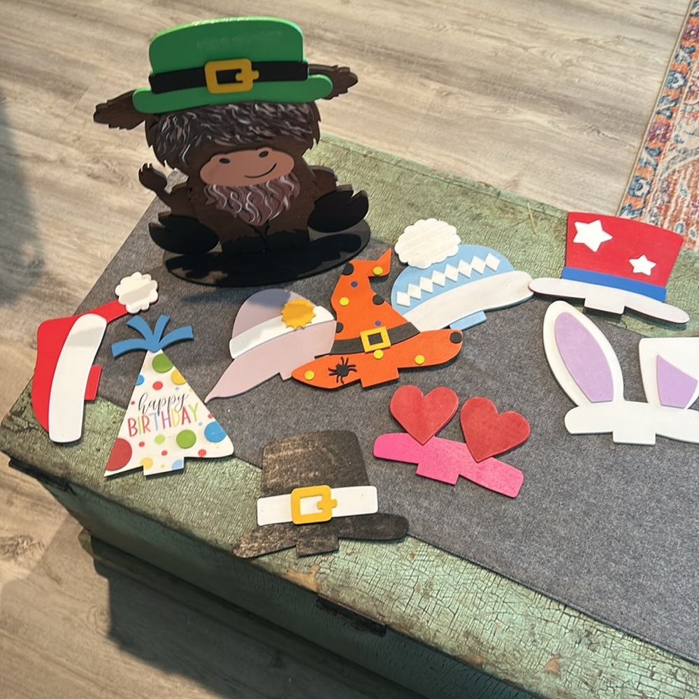 Seasonal Expressions Highland cow with seasonal swappable hats 10 different hats - Picture 2 of 6
